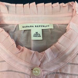 Banana Republic med lt pink sheer top